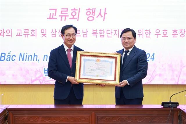 Samsung Vietnam complexs president Choi Joo Ho honoured with Friendship Order
