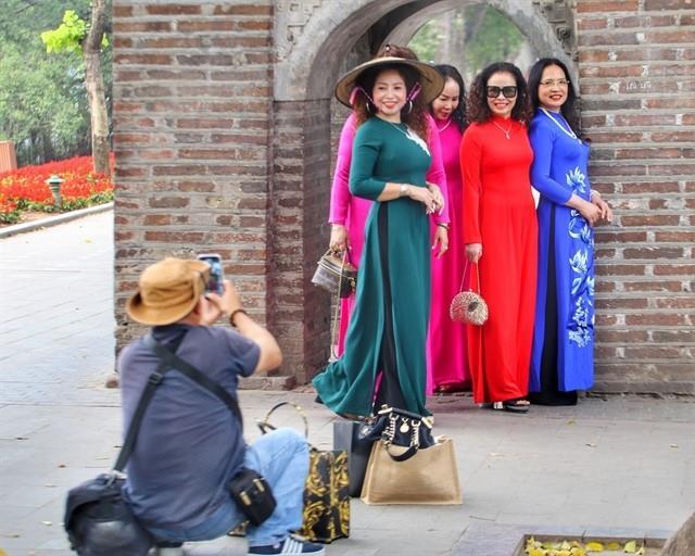 Vietnamese spend billions of đồng buying áo dài online to dress up for Tết holidays