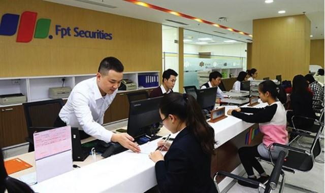 Shares enjoy gains, boosted by securities stocks and giant Masan Group